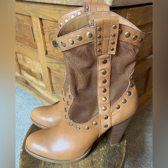 New, BCBG Winston Boots, Tan/Light Brown Leather/Mesh w/ Studded Accents, Sz 6.5 - Picture 2 of 13